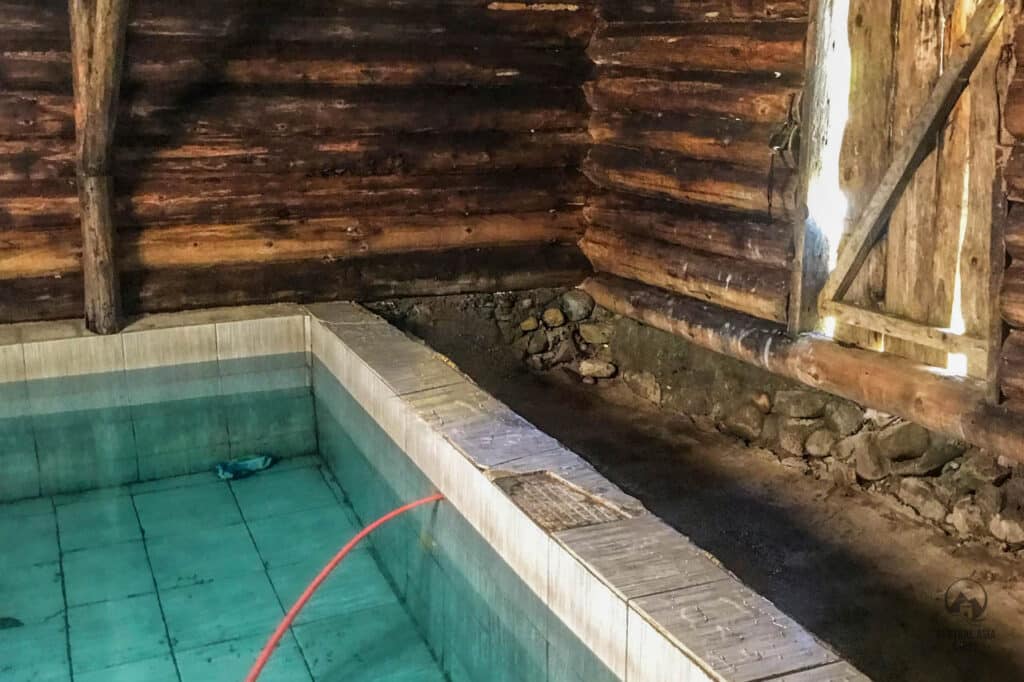 Log cabin hot spring in Altyn Arashan