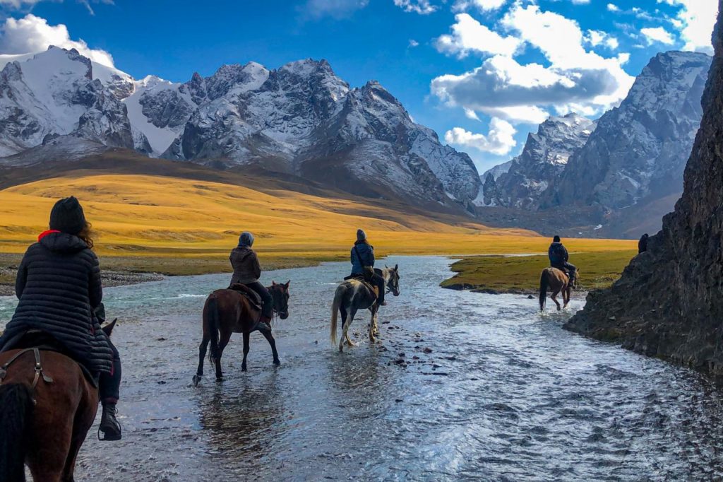 Kel Suu horseback riding