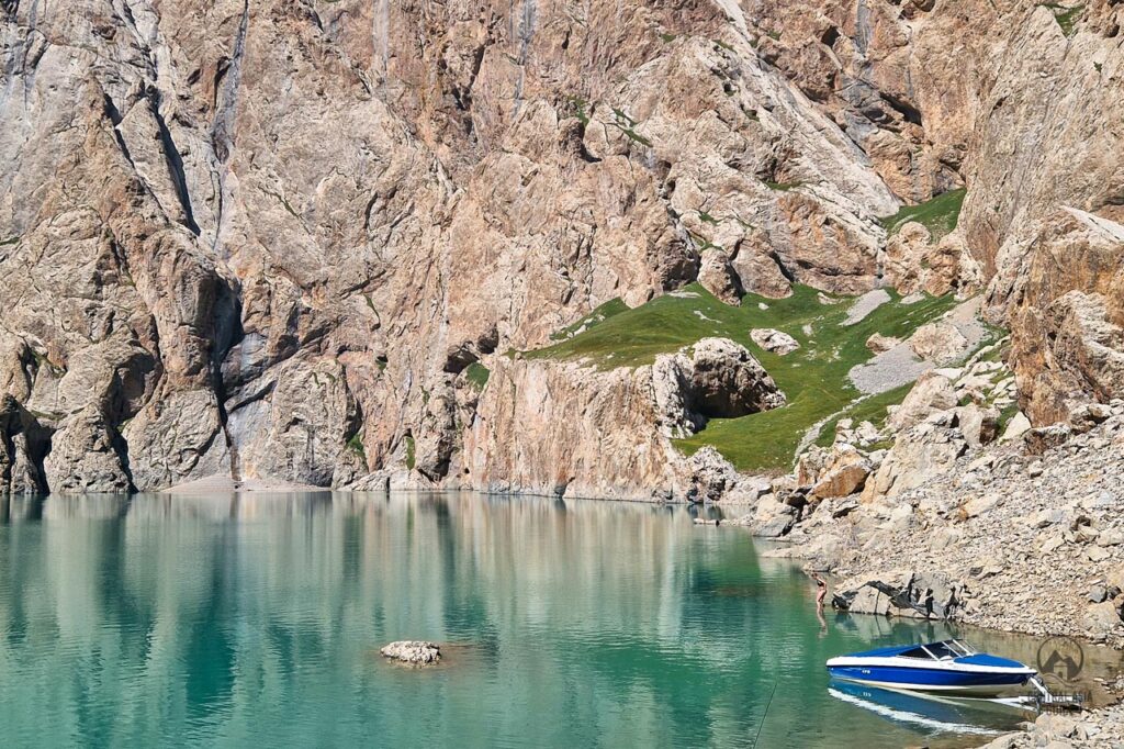Kel Suu lake with boat