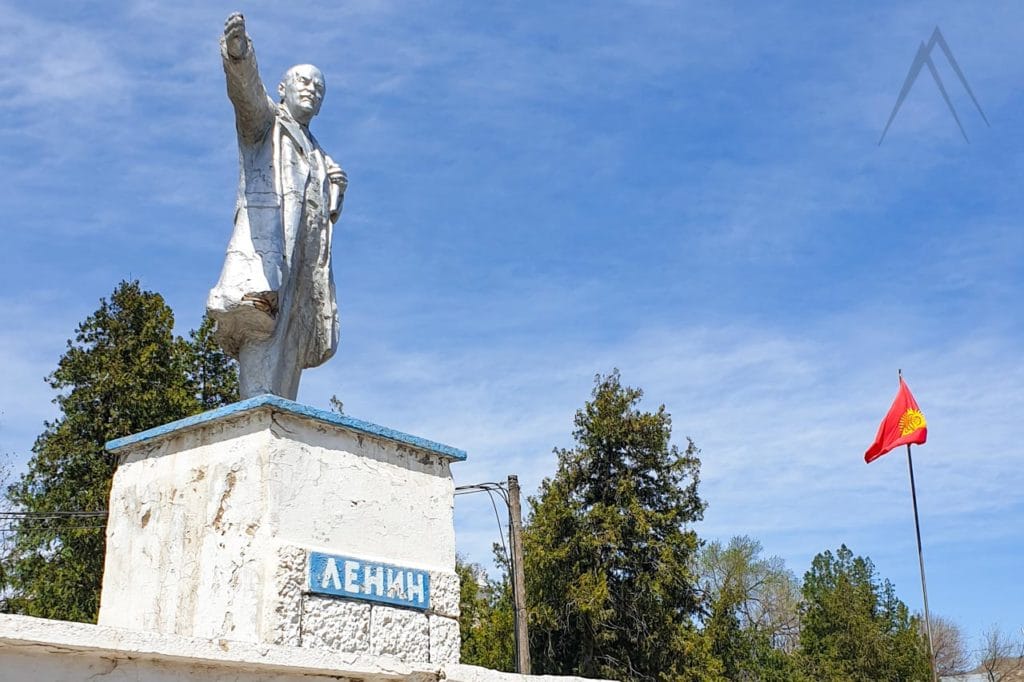 Lenin statue in Tashkomyr