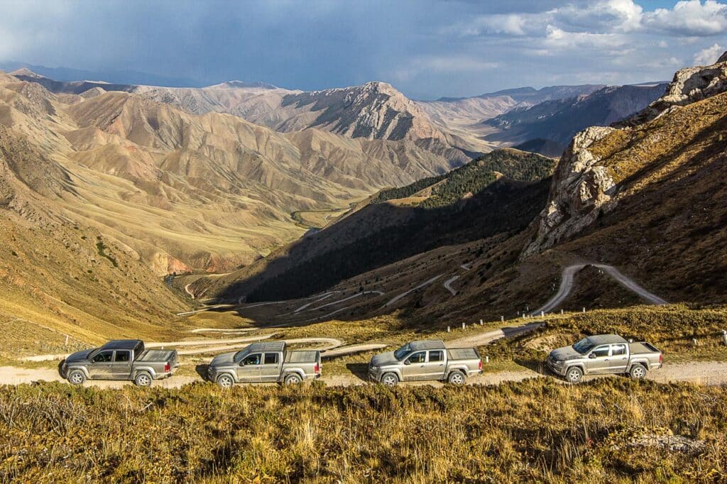 Son Kul is a great moto tour destinations. In image there is the 33 parrot pass with four cars.