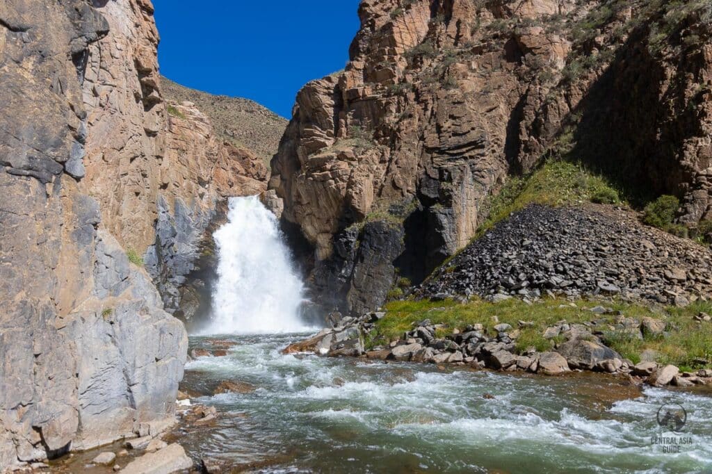 Song Kul 33 parrots waterfall in river Song Kul
