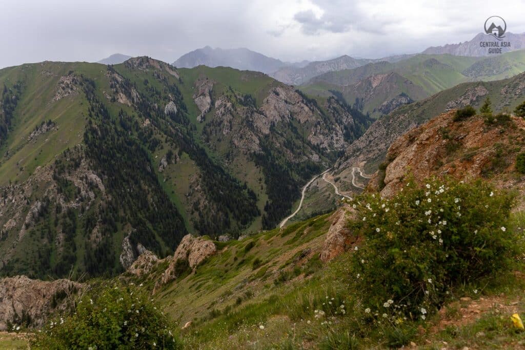 Moldo Ashuu pass serpentine road to Song Kul